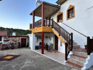 StrovlésAnastasia Country Home的房屋的一侧设有楼梯