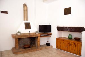 StrovlésAnastasia Country Home的客厅设有壁炉和电视。