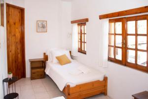StrovlésAnastasia Country Home的一间小卧室,配有床和窗户