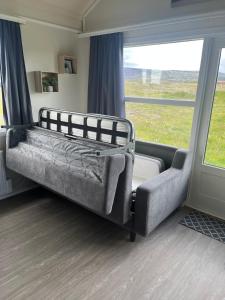ÖlfusSun-cottage South Iceland的窗户客房内的一张床位