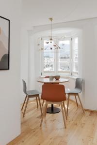 因斯布鲁克Das Grüne Haus - Boutique Apartments ecofriendly的一间带桌椅的用餐室