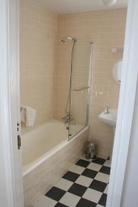 朗德斯通Roundstone House Hotel的带淋浴、浴缸和盥洗盆的浴室