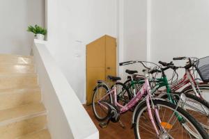 图列Casa Mariù的两辆自行车停在一个房间,彼此相邻