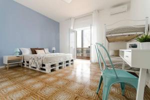 图列Casa Mariù的一间卧室配有一张床、一张桌子和一把椅子