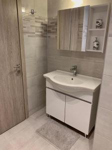 利吉亚Lýria Boutique Apartments的白色的浴室设有水槽和镜子