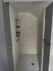 塔尔萨Gilcrease Hillside的楼梯浴室内的淋浴间