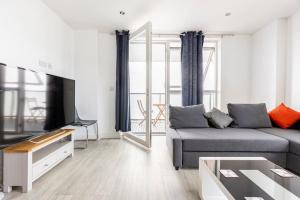伦敦Stylish & Comfortable Top-Floor Flat in Harrow的带沙发和平面电视的客厅