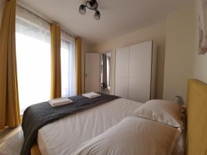 瓦尔纳Апартамент Орех А30的一间卧室设有一张大床和一个窗户。