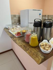 巴雷里尼亚斯Hostel Flor de Ipê的厨房柜台,提供食品和饮料