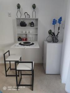 弗洛里亚诺波利斯Hospedagem MAR SANTO的厨房配有桌子和桌椅