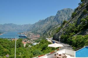 科托尔Boka Devine Residence的别墅享有阿马尔菲海岸(amalfi coast)的景致。