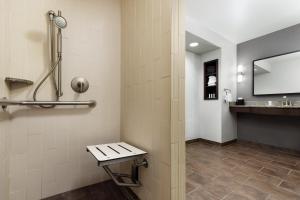 伍德兰希尔斯洛杉矶伍德兰希尔斯万怡酒店的一间带水槽和长凳的浴室