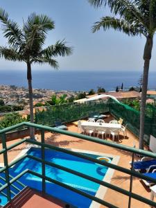丰沙尔Eden Villa - Pool, Barbecue, Spectacular Views, 4 Bedrooms - Up to 10 guests !的阳台享有泳池景