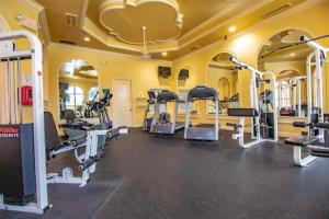 克利尔沃特Bayview的健身房设有数台跑步机和椭圆机