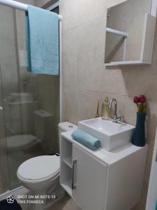 弗洛里亚诺波利斯Hospedagem MAR SANTO的浴室配有白色水槽和卫生间。