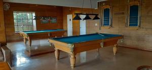 富特罗诺Hotel y Cabañas Lago Ranco - Caja los Andes的大房间设有两张台球桌