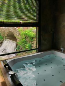 萨潘贾timya sapanca的窗户客房内的浴缸