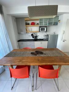 门多萨Exclusivo en PB patio, cochera, equipado,的厨房配有木桌和红色椅子