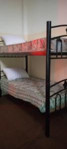 安曼Jawal Hotel的一间卧室配有两张双层床。
