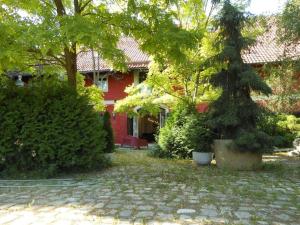 PeterfeckingFerienwohnung Roeder Mühle的院子里有树的红色房子