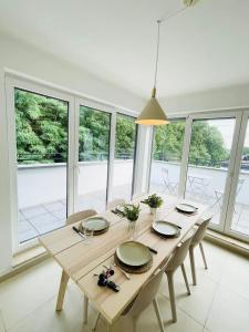 卢森堡Luxury Green Penthouse Terrace&Parking - 117的窗户客房内的木桌