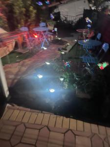 布鲁克林Cozy & Relax LLC Airb&b的夜晚在游泳池里反射的灯光