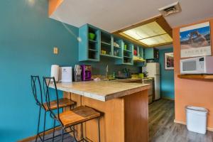 摩押Cozy Adventure Pad Near Downtown - Rose Tree 2的厨房设有蓝色的墙壁和台面