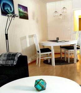 KvaloyslettaSpacious apartment on Kvaløya的客厅配有白色的桌子和椅子