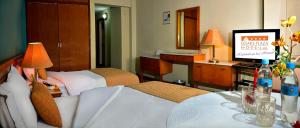 科恰班巴恺撒广场酒店的酒店客房设有两张床和电视。