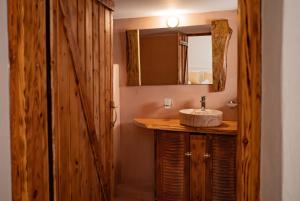 NíthavrisMitato Eagle's Nest Vothoni的一间带水槽和镜子的浴室