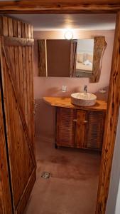 NíthavrisMitato Eagle's Nest Vothoni的一间带水槽和镜子的浴室
