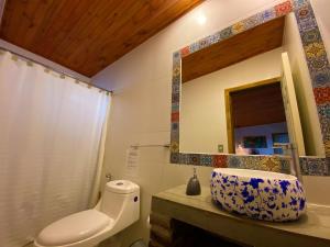 奥尔穆埃Cabañas La Luz的一间带水槽和镜子的浴室