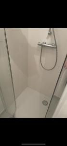 安纳马斯Chambre double privée的白色浴室内带软管的淋浴