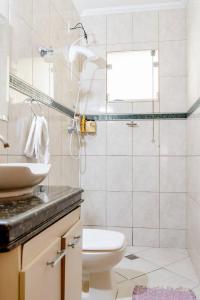 贝洛奥里藏特Trem bão de dormir hostel的一间带水槽和卫生间的浴室