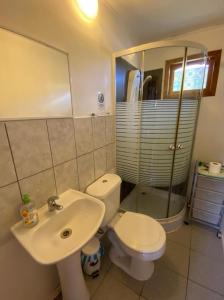 圣佩德罗·德·阿塔卡马Cabañas Doña Juanita的浴室配有白色卫生间和盥洗盆。