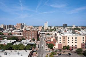 威奇托Courtyard by Marriott Wichita at Old Town的城市空中与街道景观