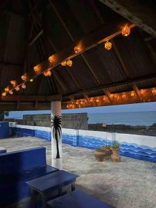 NyanyanuAnne’s Beach House的一个带蓝色长椅的海景庭院