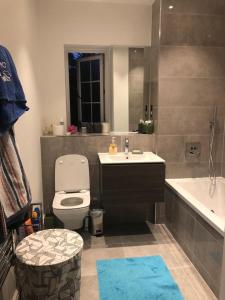 ShirleyCroydon Near London的浴室配有卫生间、盥洗盆和浴缸。