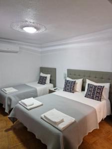埃尔瓦斯Residencial Antonio Mocisso Guesthouse的一间设有两张床铺和毛巾的房间