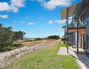 Port AdelaideBeachfront Escape的享有土路景致的房屋