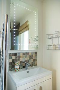 克拉姆林Boutique Country House Aldergrove的一间带水槽和镜子的浴室