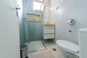 贝洛奥里藏特apartamentos Coração Eucarístico的一间带卫生间和玻璃淋浴间的浴室