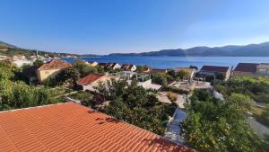 库希斯特Apartments by the sea Viganj, Peljesac - 16259的享有小镇的空中景致和水景