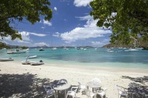 EnighedOcean View Retreat Villa的海滩上设有椅子和船只