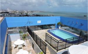 福塔莱萨Vista espetacular 4 pessoas Praia de Iracema的大楼内带游泳池的阳台