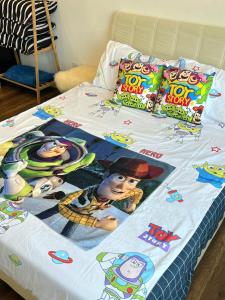 怡保Lost World Of Tambun Coco Guest House的床上有玩具铺盖的床铺