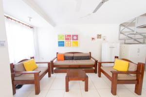 塞古罗港Casa Duplex 2 suítes的带三把椅子和一张床的房间