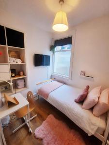 伦敦Alross Room with Breakfast的一间卧室设有一张床和一个窗口