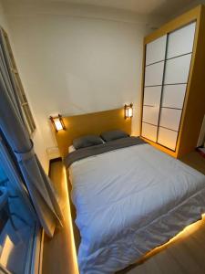 名古屋Japanese Zen Room Citra Plaza Nagoya Batam的一间卧室设有一张床和一个大窗户