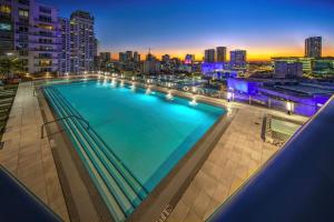 迈阿密Luxury 2'2 apartment brickell downtown的一座大型游泳池,其背景是城市天际线